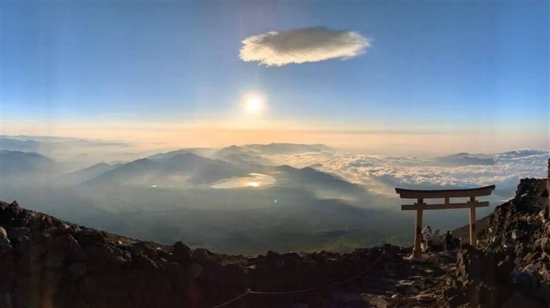 雄獅針對登山熱潮，發揮「保證入住山屋」的資源優勢，由專業達人領軍並頒發獨家登頂證書，建立獨特產品競爭力。（圖／雄獅旅遊）