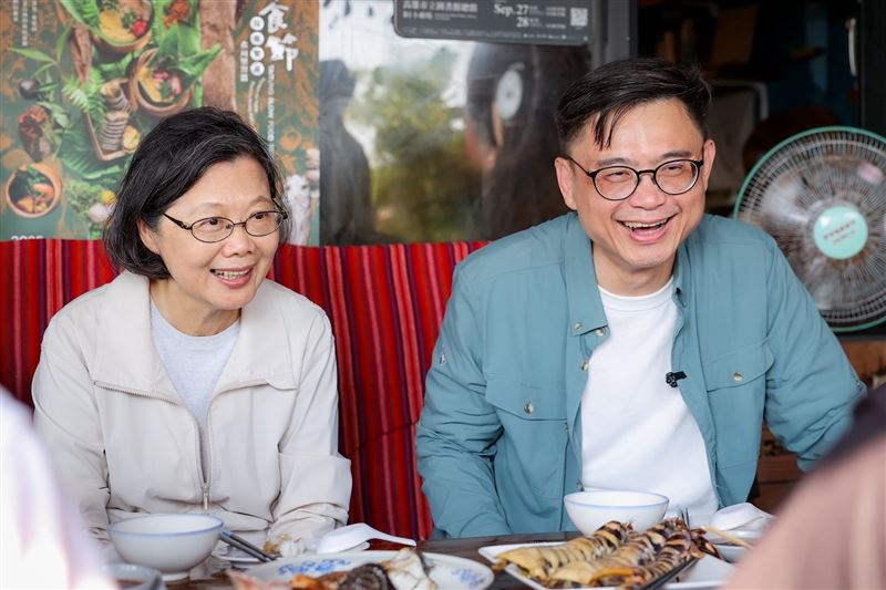 民進黨高雄市長參選人賴瑞隆11日陪同前總統蔡英文體驗蚵仔寮魅力。（圖／賴瑞隆辦公室提供）