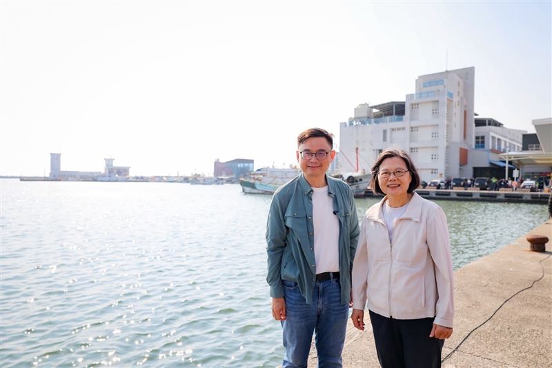 民進黨高雄市長參選人賴瑞隆11日陪同前總統蔡英文體驗蚵仔寮魅力。（圖／賴瑞隆辦公室提供）