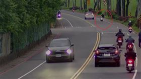 新北市板橋區昨天（11日）晚間6時許發生一起死亡車禍，蘇姓男子（22歲）騎機車行經環漢路四段時，不明原因偏離車道撞上路邊燈桿，警消人員獲報場救援，發現蘇男已無生命跡象，經送醫急救仍不治。（圖／翻攝畫面）