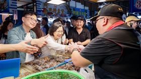 民進黨高雄市長參選人賴瑞隆11日陪同前總統蔡英文體驗蚵仔寮魅力。（圖／賴瑞隆辦公室提供）