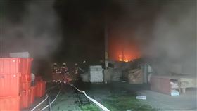 新竹市香山區西濱路六段，某電子廢棄物回收處理廠發生火警。（圖／翻攝畫面）