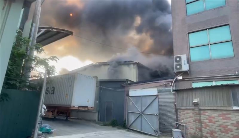 新竹市香山區西濱路六段，某電子廢棄物回收處理廠發生火警。（圖／翻攝畫面）