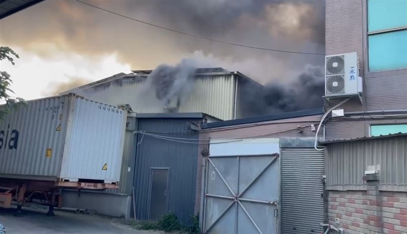 新竹市香山區西濱路六段，某電子廢棄物回收處理廠發生火警。（圖／翻攝畫面）