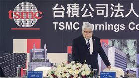 魏哲家：預估台積電2026年成長可近30%台積電15日召開法說會，台積電董事長暨總裁魏哲家（圖）會中表示，2026年晶圓代工2.0市場可望成長14%，在AI需求依然強勁，以及領先的先進封裝等帶動下，台積電2026年營運表現仍將優於業界水準，並是一個強勁成長的一年，美元營收將成長接近30%。中央社記者鄭清元攝　115年1月15日