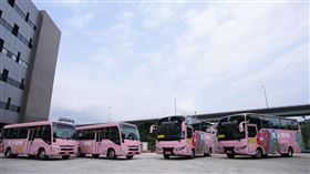 今年星宇航空「累了請上車」公益巴士除了延續去年的大型公益中巴外，更新增兩台小型公益接駁車。（圖／星宇航空提供） 