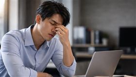 疲累,上班族。（圖／AI製圖）