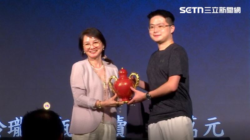 慈善義賣會出現許多精美的瓷器