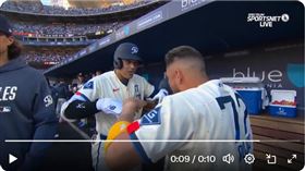 大谷翔平開轟後新的慶祝動作是模仿愛犬吐舌。（圖／翻攝自MLB推特）