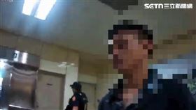 謝男搭乘捷運時在車廂內奔跑，又拿防風打火機敲打車廂立柱。（圖／翻攝畫面）