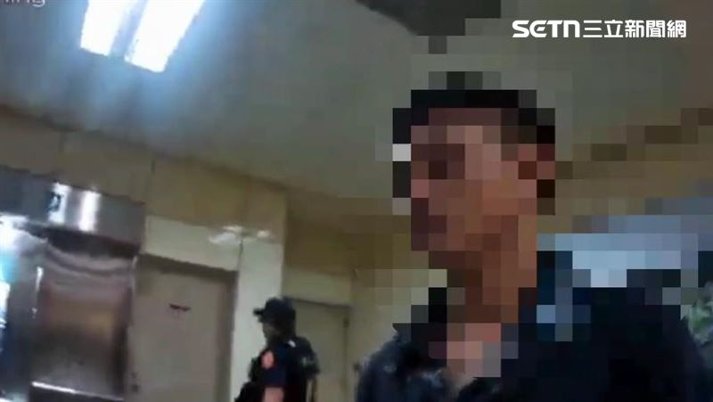 怪男捷運車廂狂奔　還拿防風打火機敲立柱