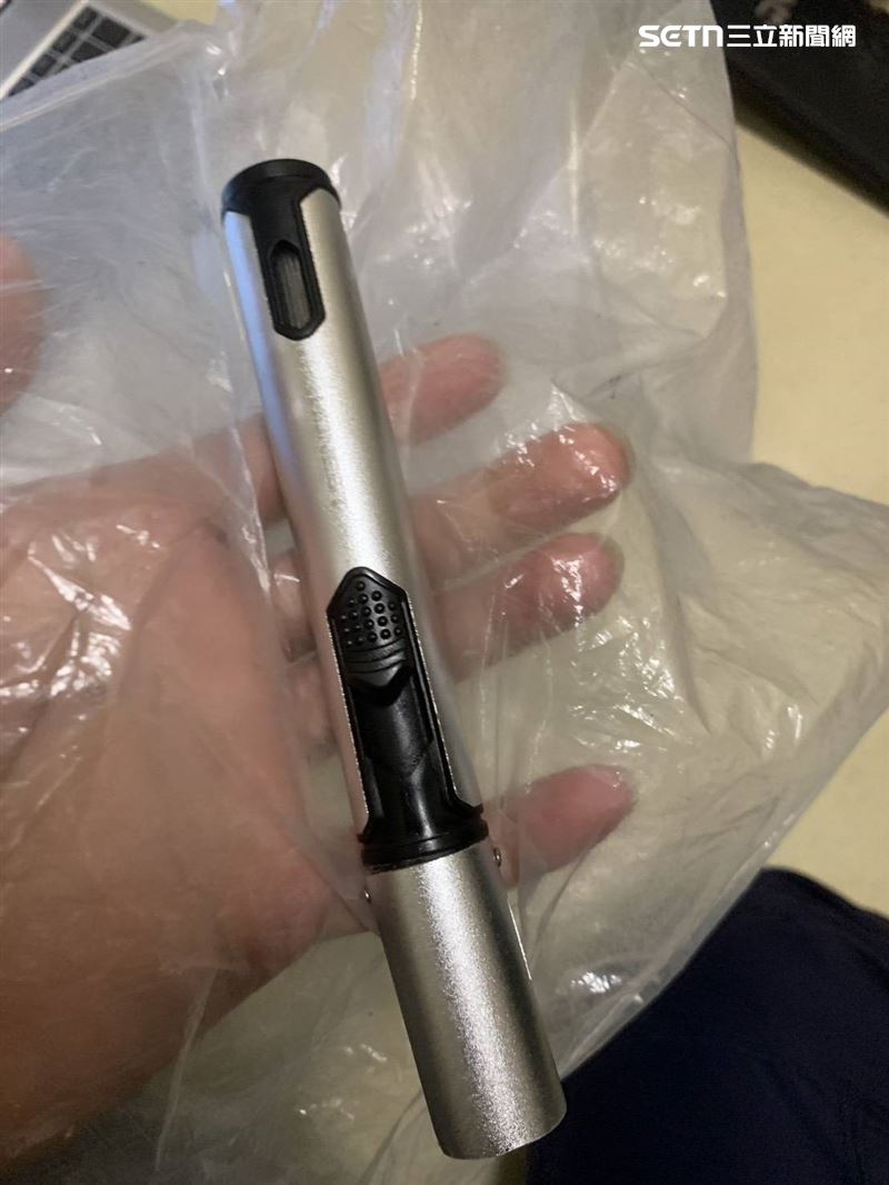 謝男搭乘捷運時在車廂內奔跑，又拿防風打火機敲打車廂立柱。（圖／翻攝畫面）