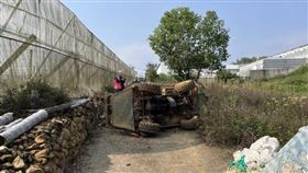 南投埔里50歲印尼籍男移工，駕駛農用噴藥車翻覆，遭重壓身亡。（圖／翻攝畫面）