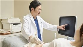 精準找出難孕關鍵　改善子宮環境迎新生命隨著台灣社會晚婚、晚育趨勢加劇，台北婦產科診所生殖中心院長胡玉銘（圖）為高齡、多次懷孕失敗個案精準找出難孕關鍵，並透過改善子宮環境，使個案順利誕下寶寶。（TFC台北生殖中心提供）中央社記者陳婕翎傳真　115年4月12日