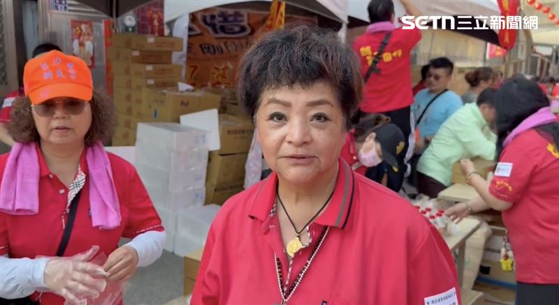 易淑寬經歷兒子觸法風波後，回歸平靜，現身白沙屯媽祖當志工，精神也恢復以往的神采奕奕。(圖/翻攝畫面)