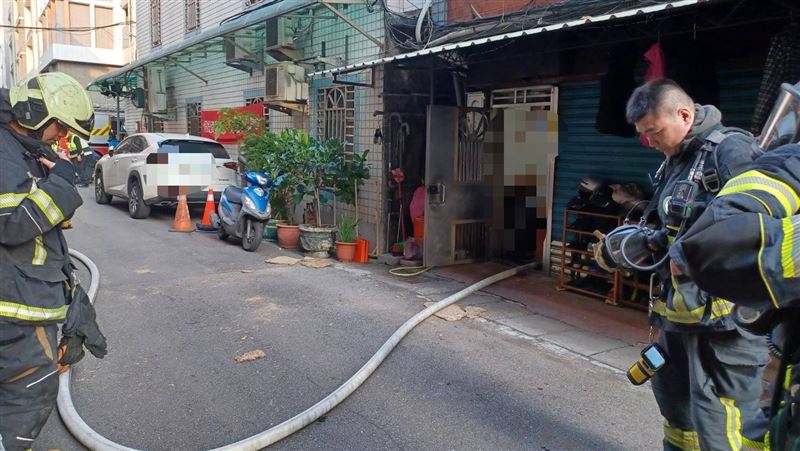 新北三重區仁愛街、一處3層樓鐵皮加蓋建築發生氣爆。（圖／翻攝畫面）