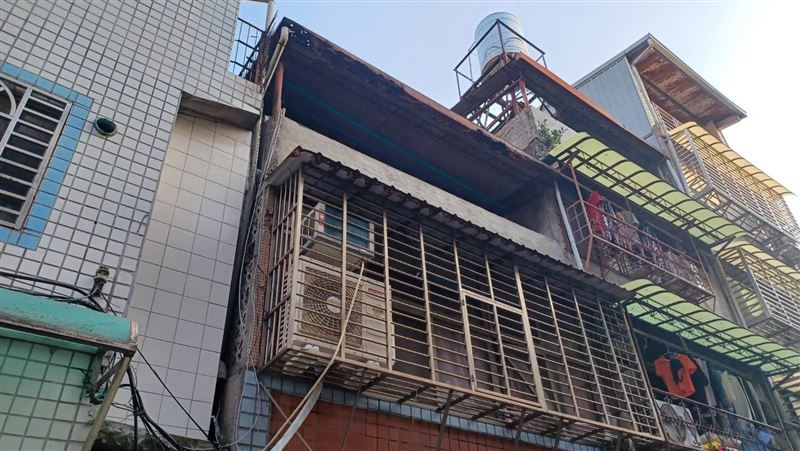 新北三重驚傳氣爆!鐵皮加蓋屋頂炸出大洞