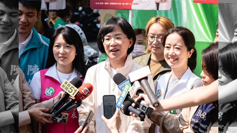 民進黨新北市長參選人蘇巧慧今（12）日赴板橋青翠市場掃街。（圖／蘇巧慧辦公室提供）