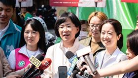 民進黨新北市長參選人蘇巧慧今（12）日赴板橋青翠市場掃街。（圖／蘇巧慧辦公室提供）