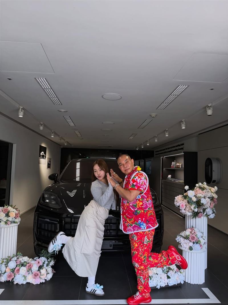 吊車大王胡漢龑與女兒合照。（圖／翻攝自IG @cranedoll__98）