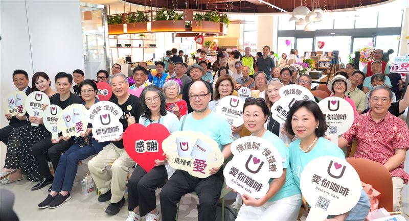 宋逸民牧師和陳維齡師母一起做公益。（圖／藝起發光提供）