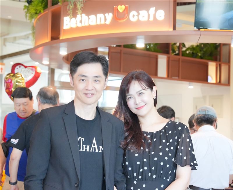 宋逸民牧師和陳維齡師母一起做公益。（圖／藝起發光提供）