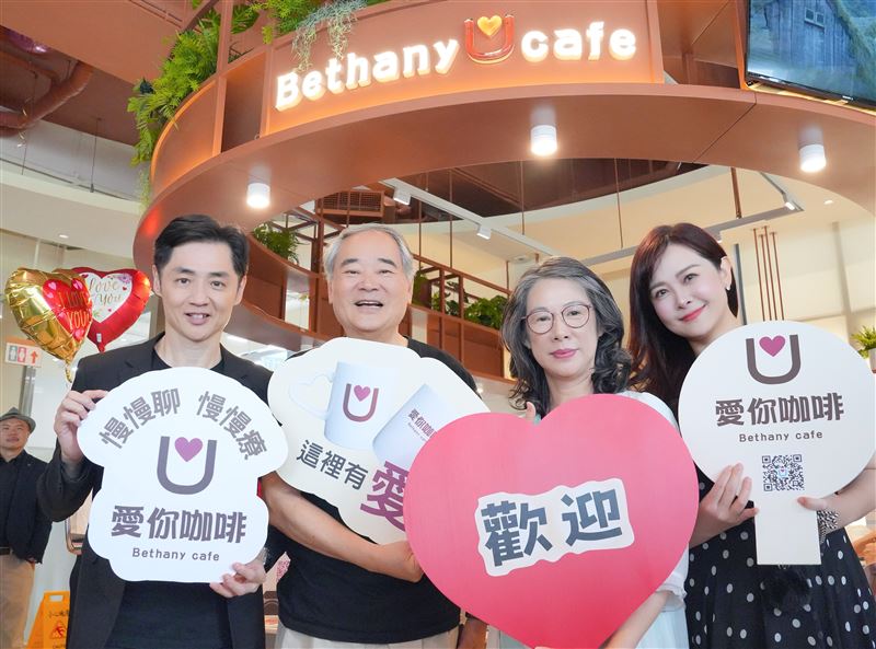 宋逸民牧師和陳維齡師母一起做公益。（圖／藝起發光提供）