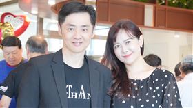 宋逸民牧師和陳維齡師母一起做公益。（圖／藝起發光提供）