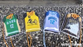 林志傑引退賽G2，球迷排隊購買盲包鑰匙圈和御守。（圖／記者劉彥池攝影）