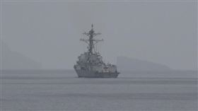 美軍中央司令部11日在X平台寫道，勃克級飛彈驅逐艦小皮特森號與麥可墨菲號通過荷莫茲海峽。（圖取自x.com/CENTCOM）
