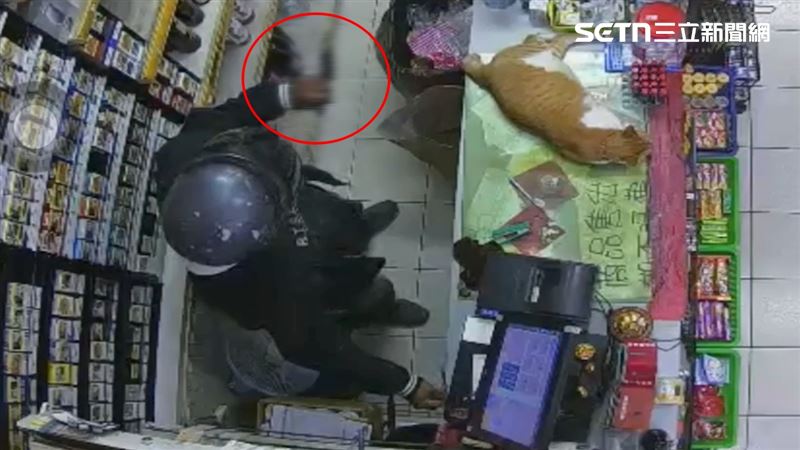 女店員與嫌犯距離不到2公尺，水果刀隨時都可能往身上砍。（圖／翻攝畫面）