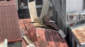 新北三重驚傳氣爆！鐵皮加蓋屋頂炸出大洞。（圖／翻攝畫面）