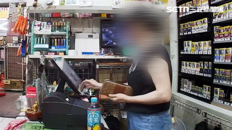 案發前，女店員疑似口渴自掏腰包買了一罐麥茶提神，隨即回到工作崗位點貨。（圖／翻攝畫面）