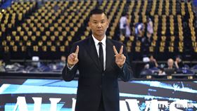 林志傑引退賽G2，PLG副會長陳建州手比12。（圖／記者劉彥池攝影）