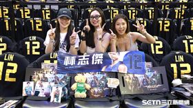 林志傑引退賽G2，球迷帶傷來看引退賽。（圖／記者劉彥池攝影）