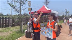 氣象署署長呂國臣與預報中心副主任伍婉華率隊進行現場氣象播報，說明整體天氣趨勢，提醒隨香民眾做好防曬與補水準備。（圖／氣象署提供） 