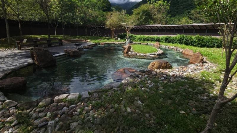 巡查員勸阻泡湯 遭7惡煞持酒瓶爆頭海扁