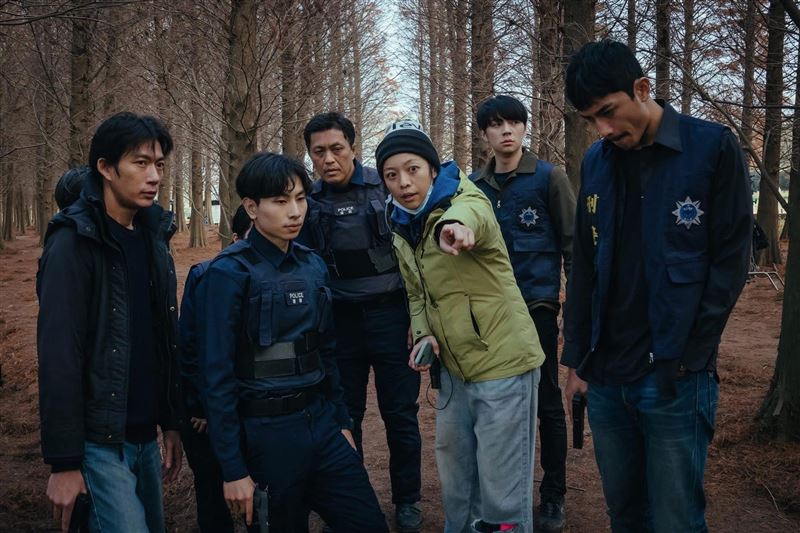 「拍手」創辦人吳芮甄（中）擔任選角指導作品《我是自願讓他殺了我》。(圖／拍手Clappin提供)