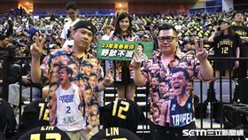 林志傑引退賽G2，球迷穿著自製林志傑球衣進場。（圖／記者劉彥池攝影）