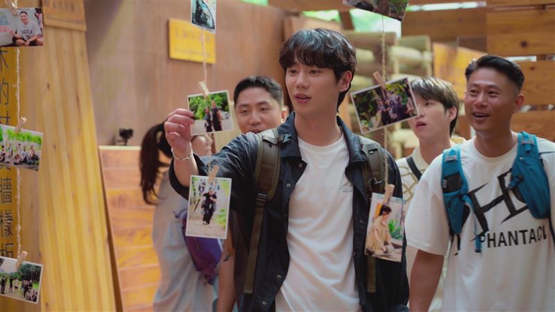 李濬榮(中)走進回憶小屋。（圖／客台提供）