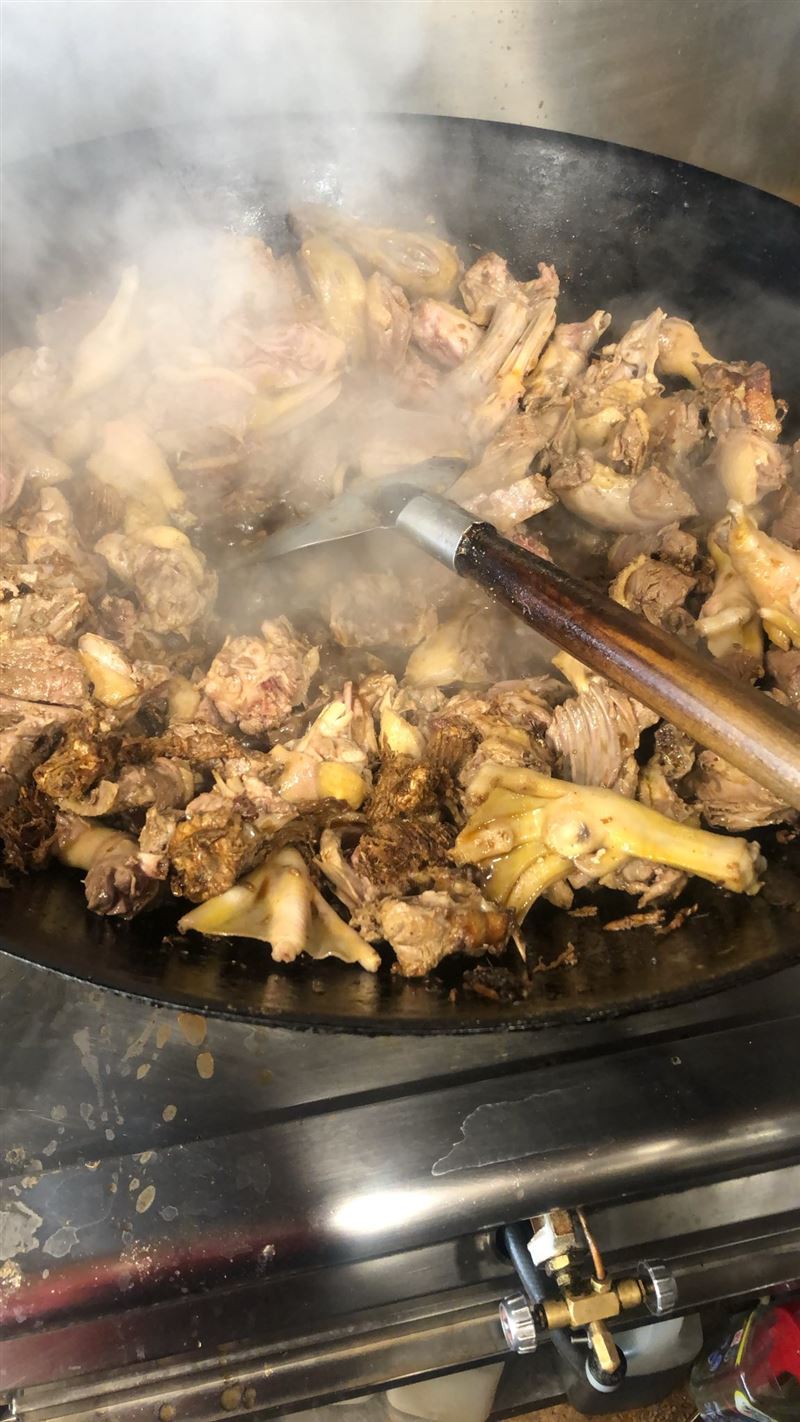 網友指出，高雄霸味羊肉爐肉看起來超軟嫩，配米糕一定讚。（圖／翻攝自翻攝自霸味羊肉爐高雄旗艦店臉書）