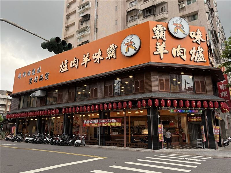 高雄霸味羊肉爐旺季生意好，網友表示有時節日或連假都會提早開門。（圖／翻攝自霸味羊肉爐高雄旗艦店臉書）