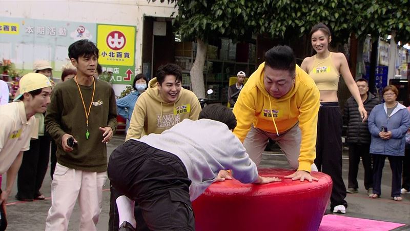 66歲胡瓜外景「重心不穩」突重摔　鞋子當場飛出！董至成發聲