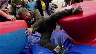 胡瓜外景「重心不穩」突重摔　董至成發聲