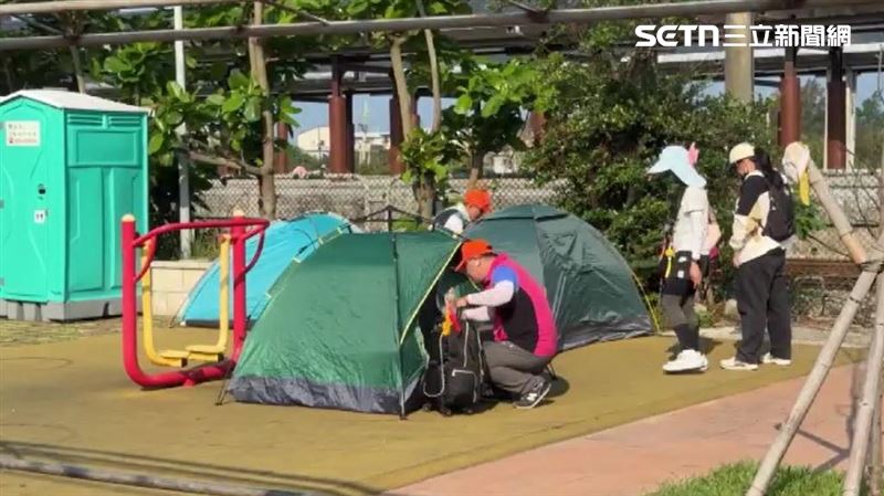 許多有經驗的民眾則在宮廟附近停車場搭帳篷休息