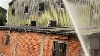 八里鐵皮透天厝大火！70多歲屋主受困陽台