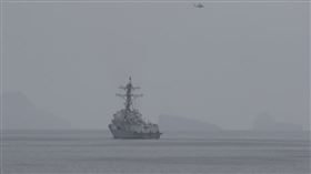 美伊談判破局，荷莫茲海峽情勢升溫。圖為美軍發布，其驅逐艦通過該海峽。（圖／翻攝自X＠CENTCOM）

