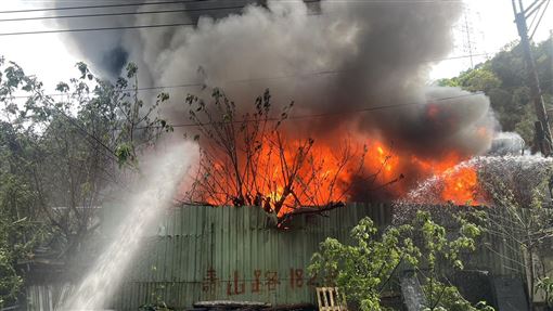 新莊鐵皮工廠大火！死傷不明、消防灌救中