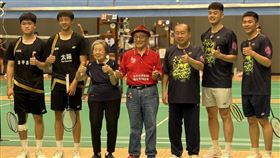 運動部長李洋（右一）和昔日搭檔王齊麟再度合體，現身清晨盃羽球賽表演賽。（圖／記者倪芝蓉攝影）