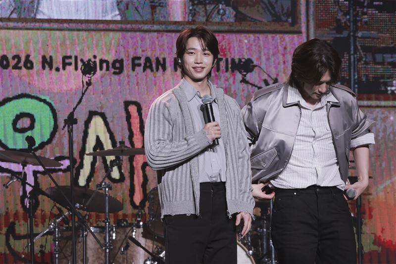 徐東成演唱〈Timeline〉,以溫柔細膩的聲線帶領觀眾沉浸在專屬於他的音樂情緒之中。(圖/SHOWOFFICE提供)